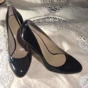 Ann Taylor Blk Patent Pumps